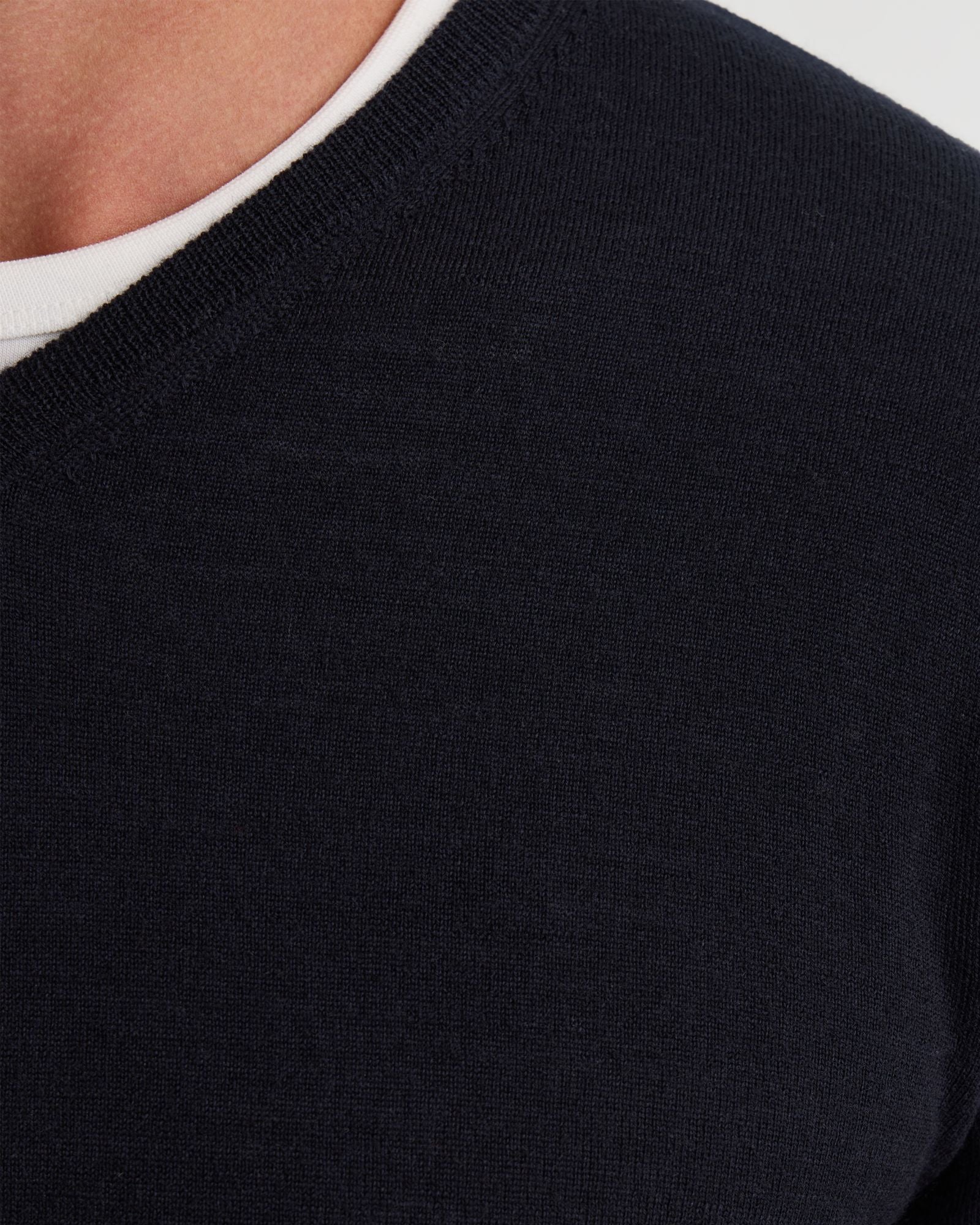 Basic V-Neck Pure Wool Pullover - Image 30