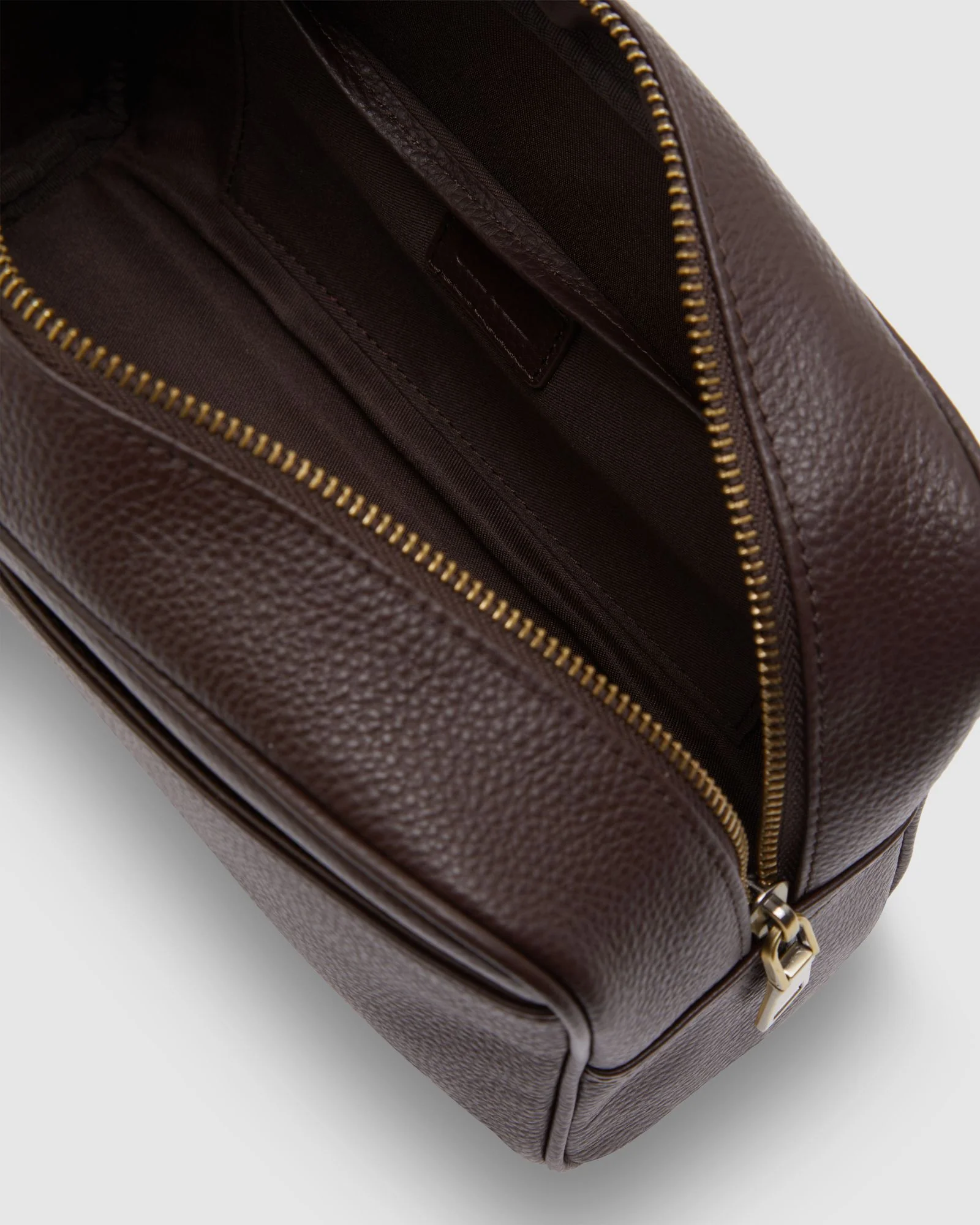 Royce Leather Wash Bag - Image 4