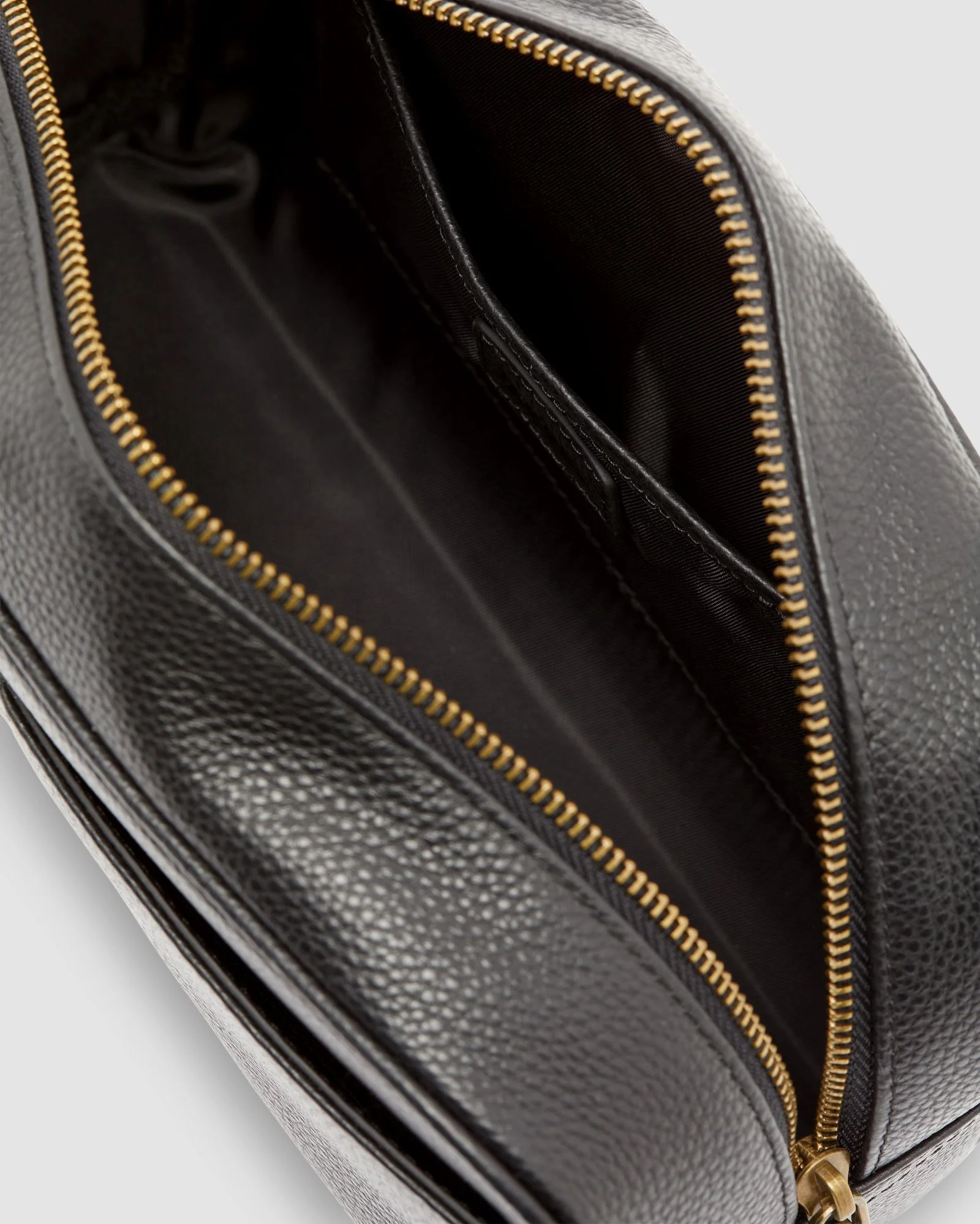 Royce Leather Wash Bag - Image 8